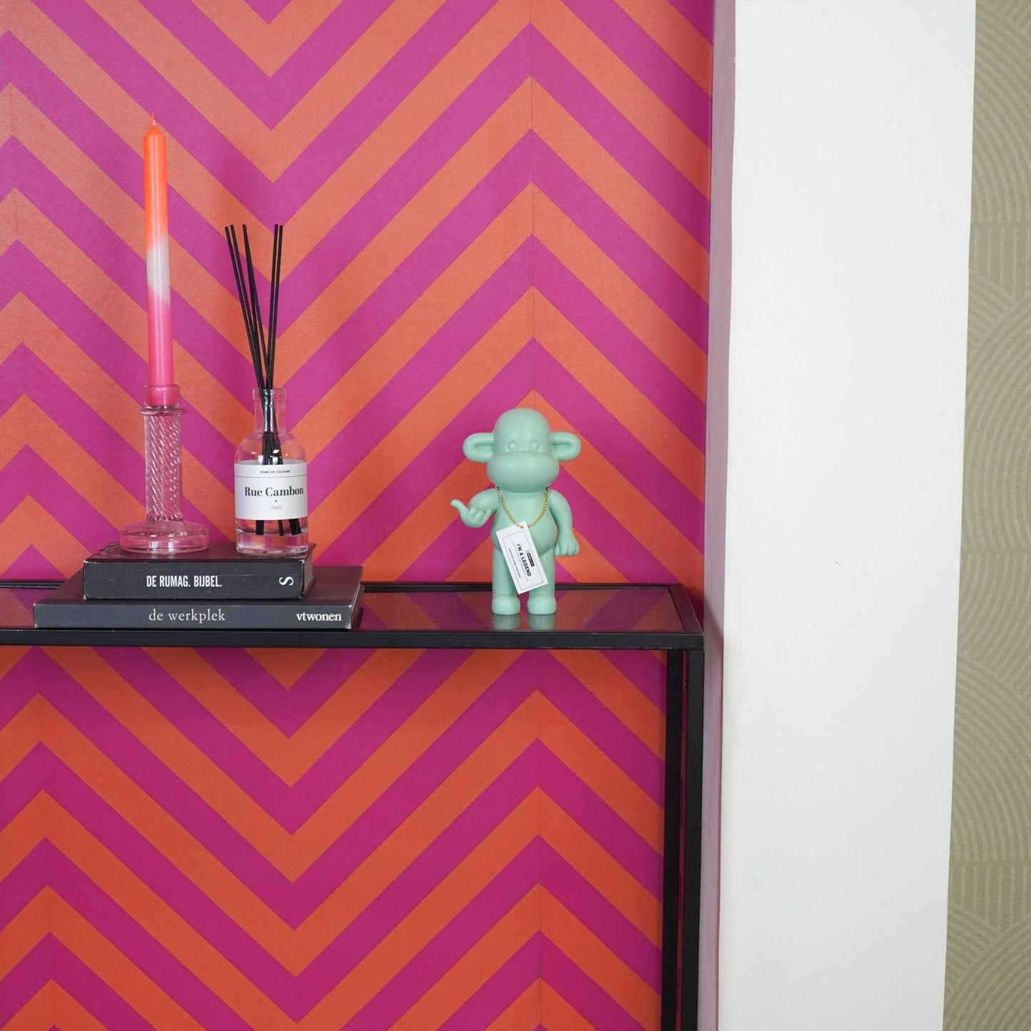 Hang Loose Monkey Figurine 'The Legend' Mint